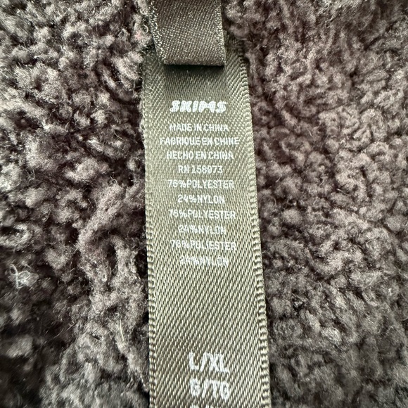 Skims Cozy Black Sherpa Joggers - Picture 2 of 5